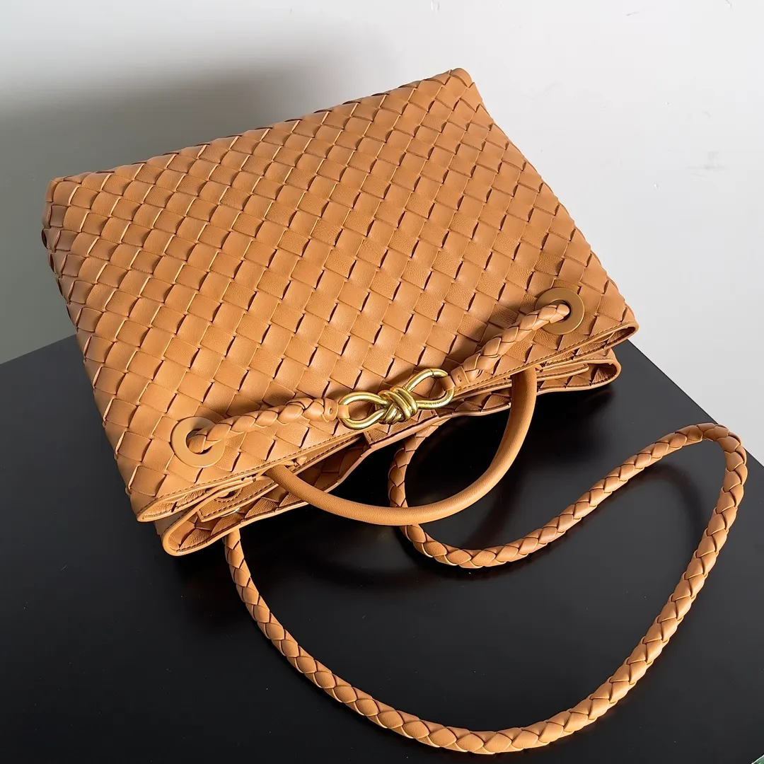 The 2023 new Andiamo batch of 2260 BV has been shipped‼ ️Really popular🔥The new Andiamo woven handbag launched by Bottega Veneta this season is really popular all over the world! ! Celebrities at home and abroad have worn it, and Oscar-winning actress Michelle Yeoh has taken it out on the street. Song Jia, Trai Yara, Yu Feihong, Sanji Ayaka, Rosie Hunting-Whiteley, Yoshioka Riho, etc. have all picked up this bag. It is classic and versatile, showing off its temperament, and the bag capacity is also large, which is very convenient for daily commuting! ! A variety of carrying methods, the shoulder straps can be adjusted by yourself, the original lambskin feels soft and delicate, and the unisex style breaks the gender boundaries and brings a more practical and long-lasting use experience. Andiamo, which has both elegant and casual styles, perfectly interprets the true appearance of "fashionable old money style". Style number: 743572 Size: 32*24*12